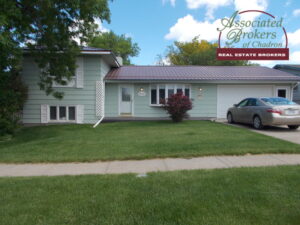 906 E 10th St, Chadron